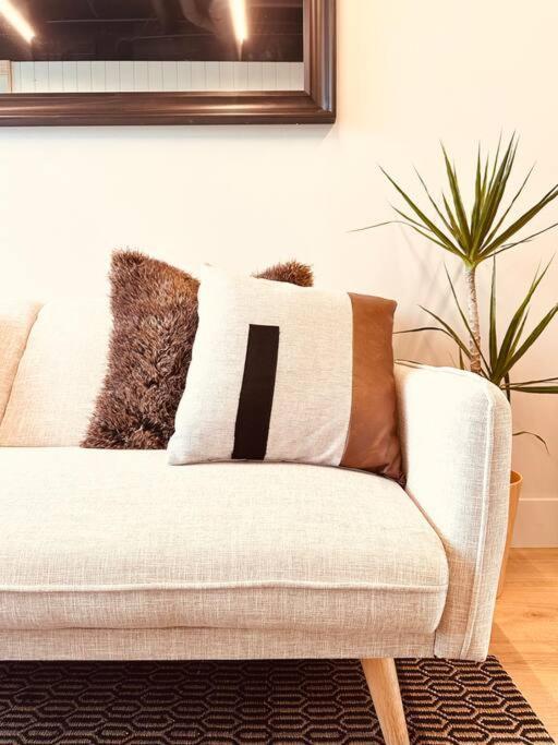 Apartment Free Secure Parking Walk To Train Station